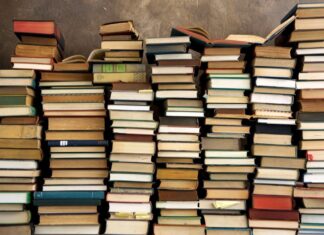 Più libri più liberi: protagonista la migrazione Pile di libri affiancate