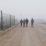 Giovani migranti che passeggiano a Lipa