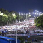 Corteo di studenti operai e militari a Havana una notte piena di luce