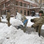 soldati spalano la neve a Kiev- foto Ansa-EPA