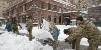 soldati-spalano-la-neve-a-Kiev-foto-Ansa-EPA.jpg