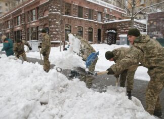 soldati-spalano-la-neve-a-Kiev-foto-Ansa-EPA.jpg