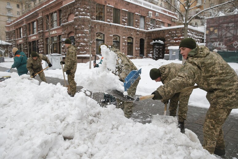 soldati-spalano-la-neve-a-Kiev-foto-Ansa-EPA.jpg