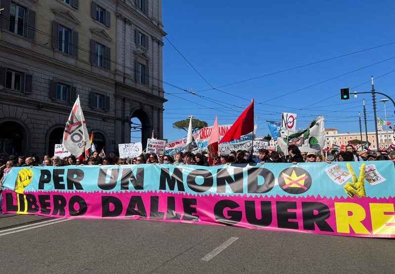 uno striscione alla manifestazione di Roma. Da google