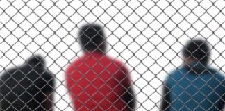 Migranti rinchiusi in un CPR