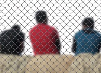 Migranti rinchiusi in un CPR