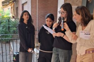 ragazze leggono un contributo a conclusione dei Laboratori