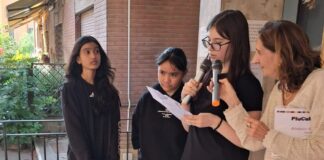ragazze leggono un contributo a conclusione dei Laboratori