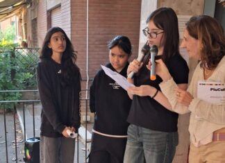ragazze leggono un contributo a conclusione dei Laboratori