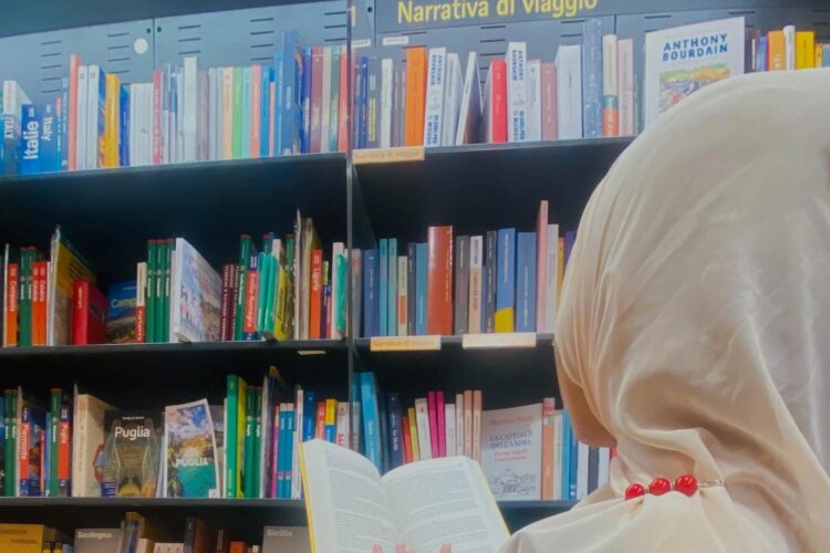 studentessa di spalle davanti a libreria