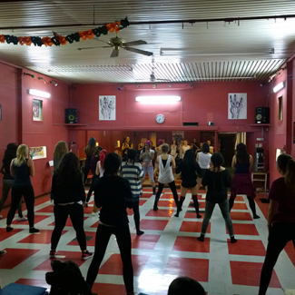 Woody Helen saluta le sue ragazze prima della lezione