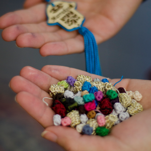 Gli sdifa, dei bottoncini di filo che Hind usa nelle sue creazioni. lavoratrici migranti a Roma Hind Rajil. Foto di Noè Ayo Bañares