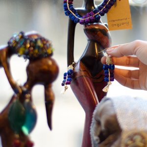 In Hindmade non troverete mai due oggetti realizzati nello stesso modo lavoratrici migranti a Roma Hind Rajil. Foto di Noè Ayo Bañares