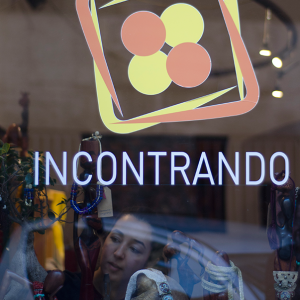 Trovate le creazioni di Hind negli spazi dell’associazione culturale Incontrando lavoratrici migranti a Roma Hind Rajil associazione incontrando. FOto di Noè Ayo Bañares